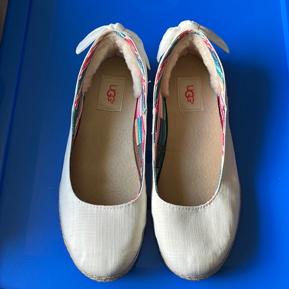 UGG Ballet Flat with Bow on Heel Cream Linen Like Fabric size 8 - Picture 1 of 9